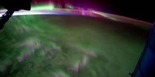 国际空间站ISS掠过南极光，延时高清