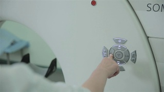 不认识医生的手操作计算机断层扫描CT MRI扫描仪视频素材模板下载