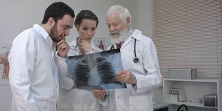 一群医生和护士在看x光片