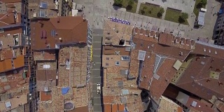 在西班牙潘普洛纳老城广场上空飞翔。
