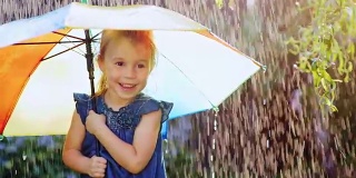 无忧无虑的女孩三年的伞下的颜色。躲避雨
