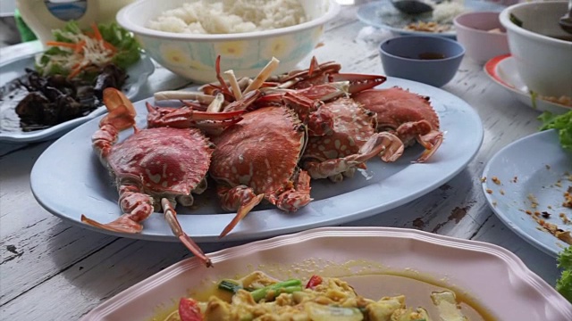 泰国中式海鲜。清蒸青蟹及咖喱粉蟹肉