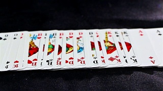 洗牌的扑克牌发牌员洗牌视频素材模板下载