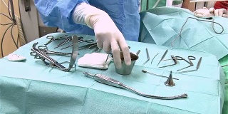 外科医生在手术前准备无菌手术器械