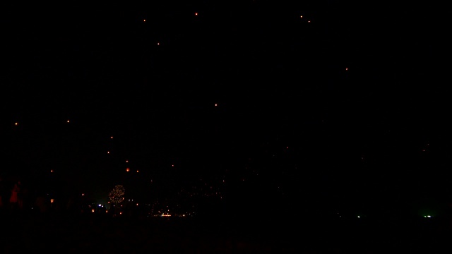 泰国新年著名的海滩夜飞灯传统全景4k