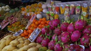 泰国著名的普吉岛水果市场芒果货架4k视频素材模板下载