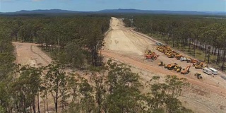 航拍:在多车道高速公路建筑工地上空近距离飞行