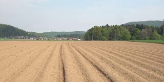天线:农田上为作物种植准备的空耕土壤线