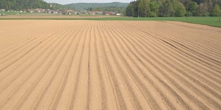天线:农田上为收获种植准备的空耕土壤线