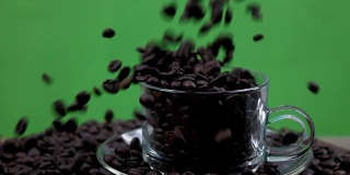 咖啡豆。慢镜头,绿屏