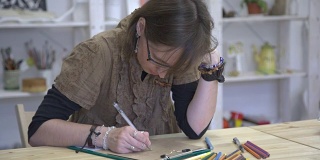女艺术家正在牛皮纸上画画或素描