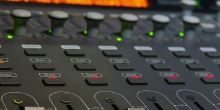 Man arm mixer带来音乐家远程工作室音乐控制台