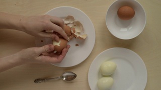 手剥鸡蛋视频素材模板下载