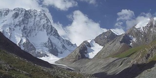 风景有雪山、云和蓝天。天山、吉尔吉斯斯坦