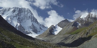 风景有雪山、云和蓝天。天山、吉尔吉斯斯坦