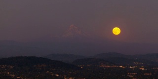 胡德山黄昏时的月亮升起