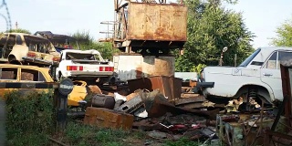 旧的废弃垃圾填埋场视频处理车辆