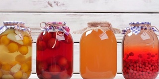 玻璃罐中的水果饮料罐头。