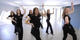 一群漂亮女孩在舞蹈教室上课