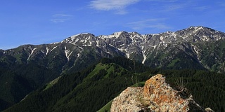 岩石雪山伊犁河谷