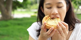 录像亚洲女人成熟成人吃面包碳水化合物