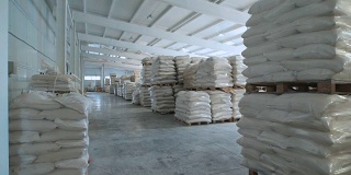 在一个袋装的仓库里，大米、粗磨粉和面粉准备好送给消费者