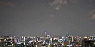 曼谷的夜景。曼谷是泰国的首都，也是一个受欢迎的旅游目的地。