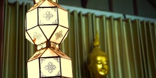 泰国佛教寺庙傍晚各种元素。魔术时刻与蓝天和聚光灯照耀