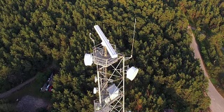 有雷达系统的高清晰度通信塔