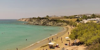 人们在著名的洛安东尼斯海滩享受他们的暑假。