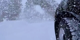 驾驶在冬季森林路和雪