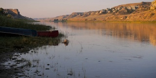 在蒙大拿的密苏里河岸上有三只独木舟