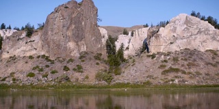 白色的悬崖倒映在蒙大拿的密苏里河上