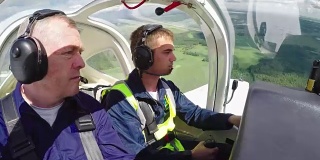 飞行教练在空中指导学生