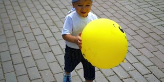 在公园里拿着气球奔跑的孩子