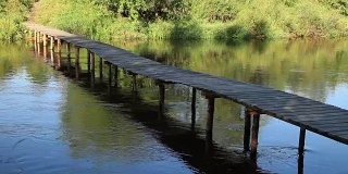 河上有一座木桥