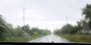 下雨了。雨点落在汽车玻璃上
