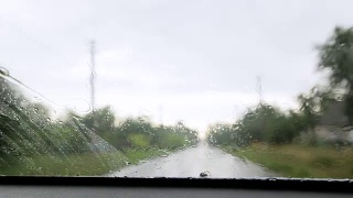 下雨了。雨点落在汽车玻璃上视频素材模板下载