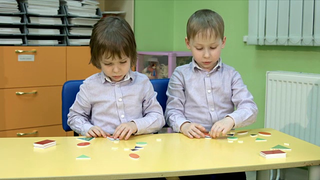 两个男孩在玩几何图形