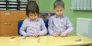 两个男孩在玩几何图形