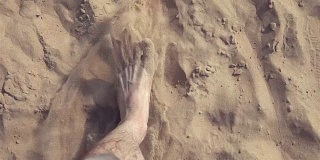 两个人类在沙漠上行走的视频——真正的慢镜头