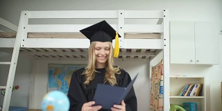 戴学士帽和学士服的毕业生。高等教育文凭