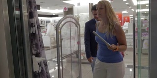 在塞萨洛尼基的商店里，希腊一对年轻夫妇走进电梯