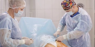 手术小组在医院手术室为病人做手术准备。