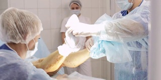 手术小组在医院手术室为病人做手术准备。