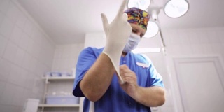 医生在手术室戴医用手套