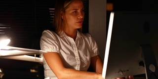 女商人在晚上使用电脑