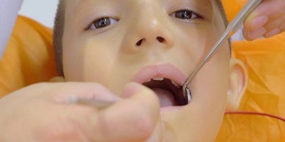 牙医轻轻地拔掉孩子的一颗牙