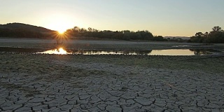 日落之上旱灾，土壤干燥。气候变化，全球变暖