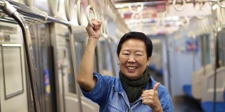 亚洲老年人利用公共交通工具做退休旅行旅行
